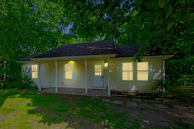 2290 Petway Rd, Ashland City, TN 37015 - ranch-style house with covered porch and a front lawn