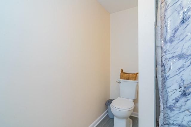 1689 Pleasant Ridge Rd, Huntland, TN 37345 - bathroom featuring toilet, baseboards, and a shower with curtain