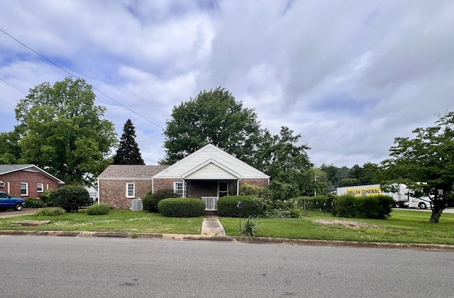 565 E College St, Pulaski, TN 38478 - view of front of property featuring a front yard and brick siding