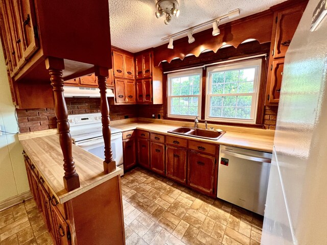 565 E College St, Pulaski, TN 38478 - kitchen featuring white appliances, a sink, under cabinet range hood, a textured ceiling, and rail lighting