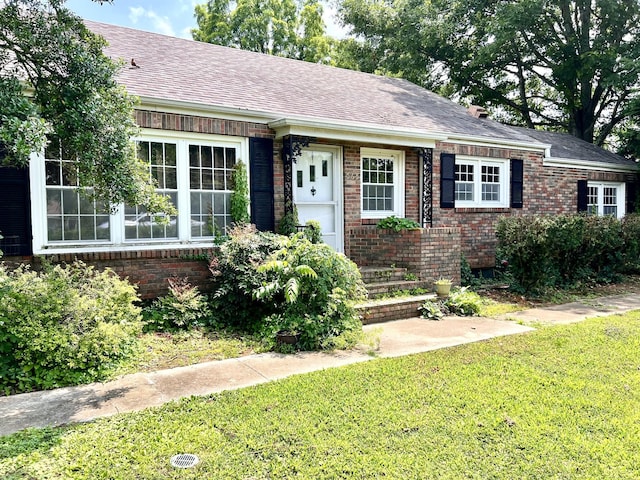 565 E College St, Pulaski, TN 38478 - single story home with brick siding, a front yard, and a shingled roof