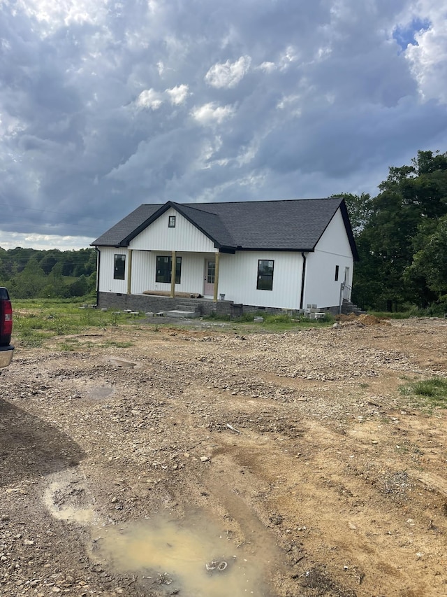 627 Pleasant Hill Rd N, Lafayette, TN 37083 - modern inspired farmhouse with crawl space and a shingled roof