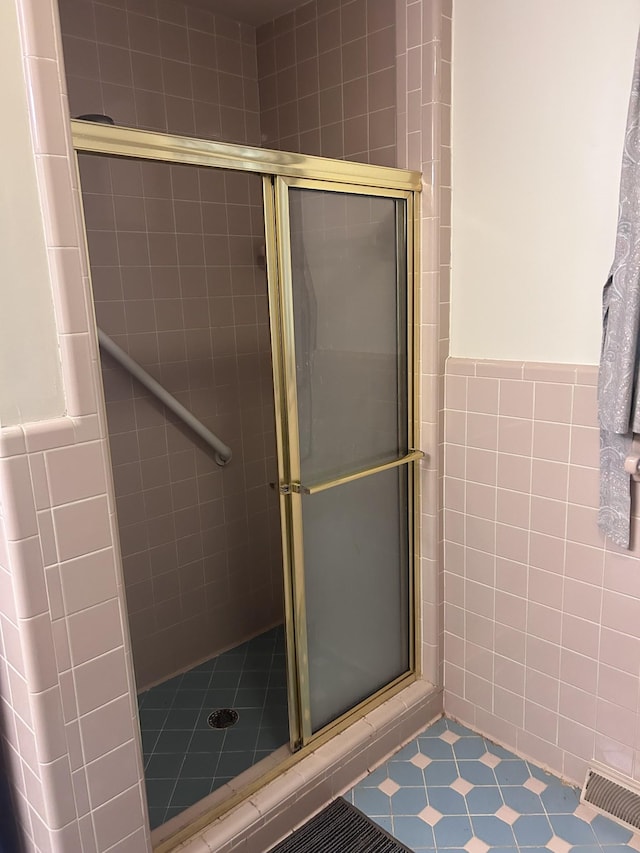 314 Powder Mill Dr, Ashland City, TN 37015 - full bath featuring tile walls, a stall shower, and wainscoting