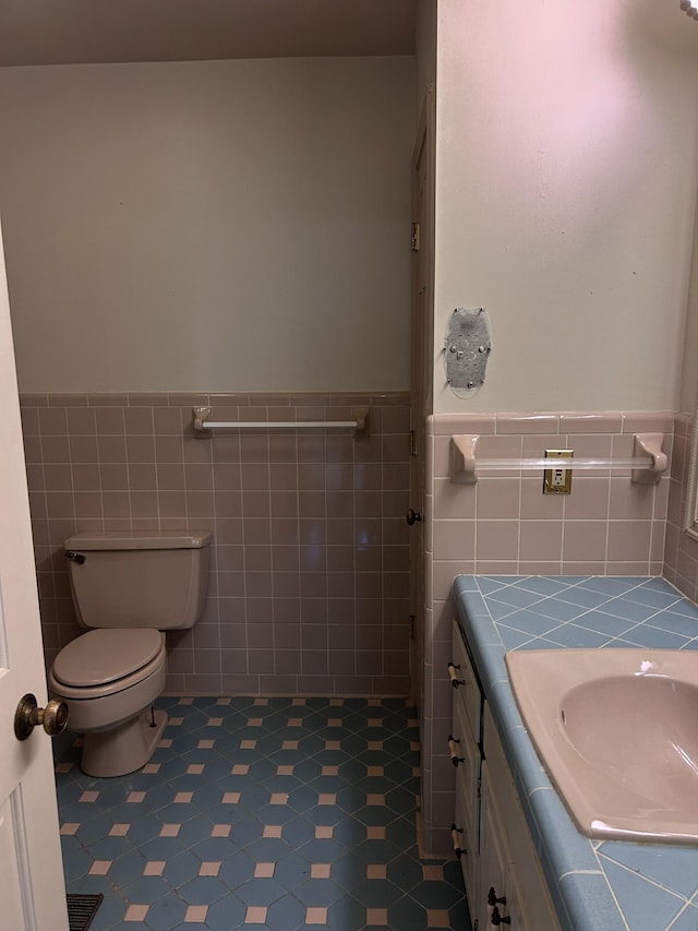 314 Powder Mill Dr, Ashland City, TN 37015 - bathroom with tile walls, wainscoting, vanity, toilet, and pet washing area