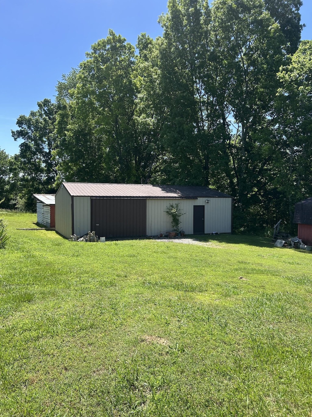 236 Beartown Rd, Loretto, TN 38469 - view of grassy yard with a pole building and an outdoor structure