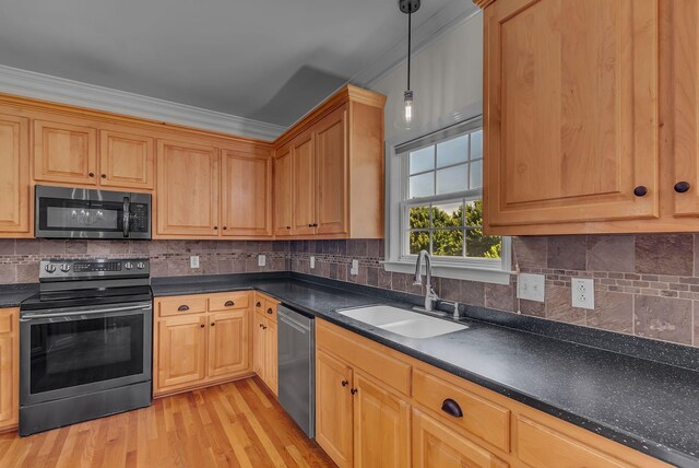 2015 Keene Cir, Spring Hill, TN 37174 - kitchen featuring stainless steel appliances, a sink, dark countertops, ornamental molding, and light wood-style floors