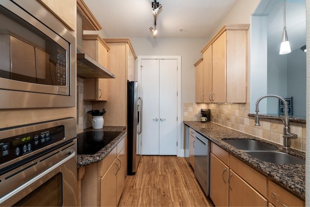 2600 Hillsboro Pike Unit 453, Nashville, TN 37212 - kitchen with stainless steel appliances, light brown cabinets, a sink, and light wood-style floors