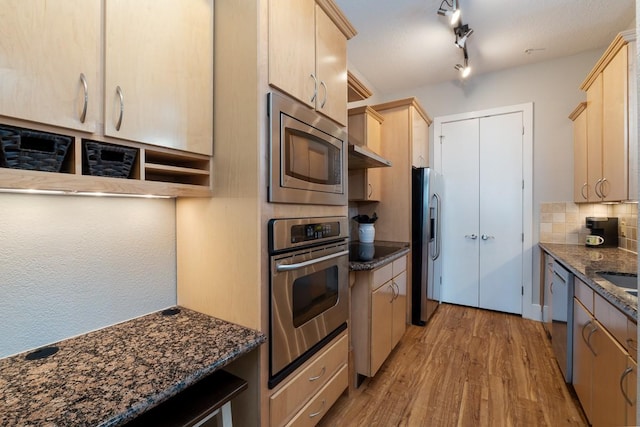 2600 Hillsboro Pike Unit 453, Nashville, TN 37212 - kitchen featuring stainless steel appliances, light brown cabinets, light wood finished floors, decorative backsplash, and dark stone counters