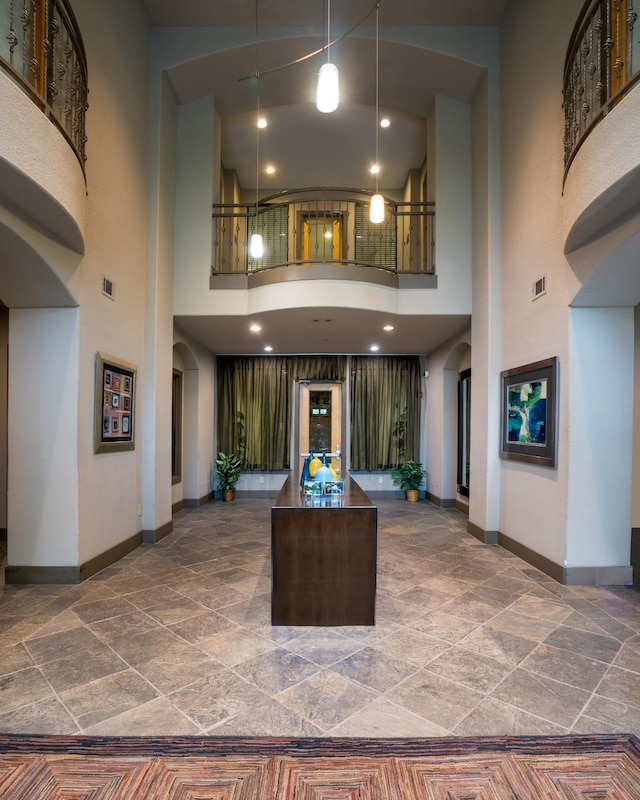 2600 Hillsboro Pike Unit 453, Nashville, TN 37212 - welcome area with a towering ceiling and arched walkways