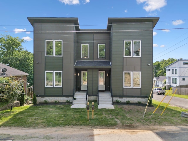 2211 18th Ave N, Nashville, TN 37208 - contemporary house featuring a front lawn