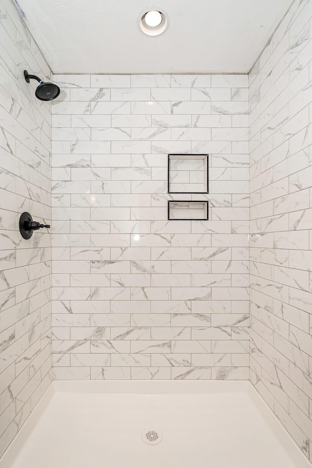 1515 Ellie Claire Way, Lewisburg, TN 37091 - bathroom featuring tiled shower and recessed lighting