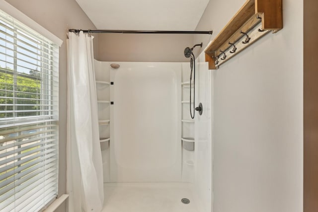 2277 Belotes Ferry Rd, Lebanon, TN 37087 - bathroom featuring a shower with shower curtain