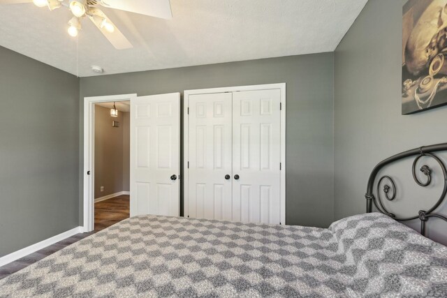 2277 Belotes Ferry Rd, Lebanon, TN 37087 - bedroom featuring dark wood finished floors, baseboards, a closet, and ceiling fan