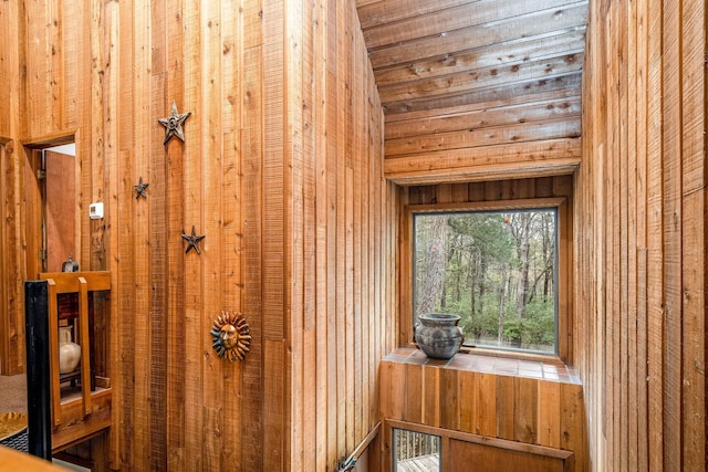 556 Lakeshore Dr, Old Hickory, TN 37138 - detailed view of wooden walls
