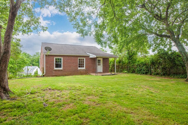 512 Transit Ave, Columbia, TN 38401 - view of front of home with a front yard, brick siding, and a patio