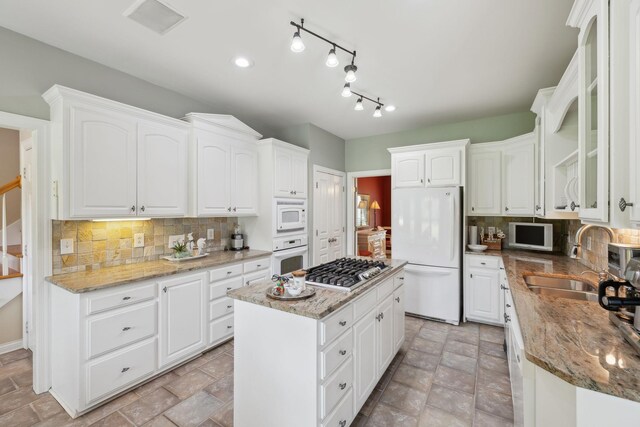 2305 Black Fox Ct, Murfreesboro, TN 37127 - kitchen featuring white appliances, a sink, a kitchen island, tasteful backsplash, and white cabinets