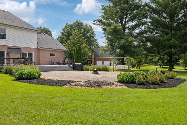 2305 Black Fox Ct, Murfreesboro, TN 37127 - view of grassy yard with a wooden deck and driveway