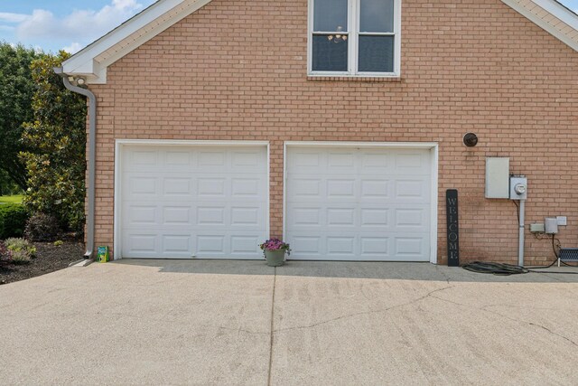 2305 Black Fox Ct, Murfreesboro, TN 37127 - garage with concrete driveway