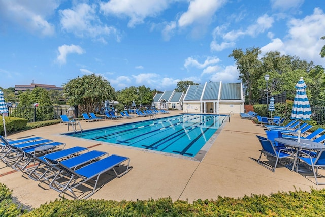 113 Abbeywood Dr, Nashville, TN 37215 - community pool with a patio and fence