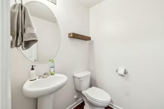 1470 Old Stone Rd, Lebanon, TN 37087 - bathroom featuring baseboards, toilet, and a sink