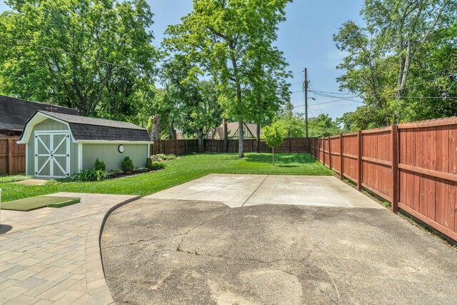 521 E Eastland St, Gallatin, TN 37066 - view of patio with a storage shed and an outbuilding