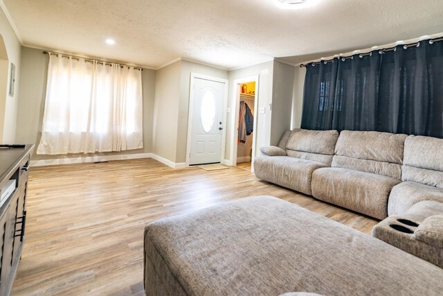 104 3rd Ave NW, Winchester, TN 37398 - living room with crown molding, baseboards, a textured ceiling, wood finished floors, and recessed lighting