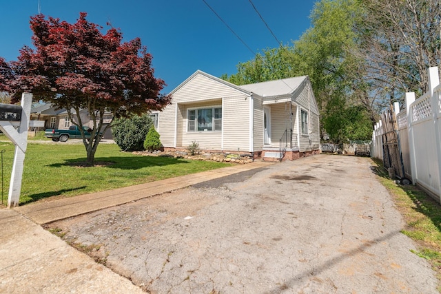 104 3rd Ave NW, Winchester, TN 37398 - view of front of house featuring concrete driveway