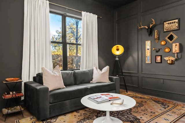 1700 Belcourt Ave Unit 103, Nashville, TN 37212 - living area featuring a decorative wall
