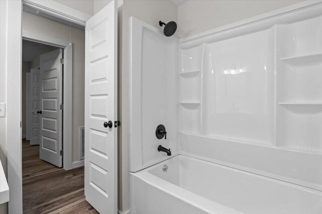 1079 Hillcrest Rd, Waverly, TN 37185 - full bath featuring wood finished floors and tub / shower combination