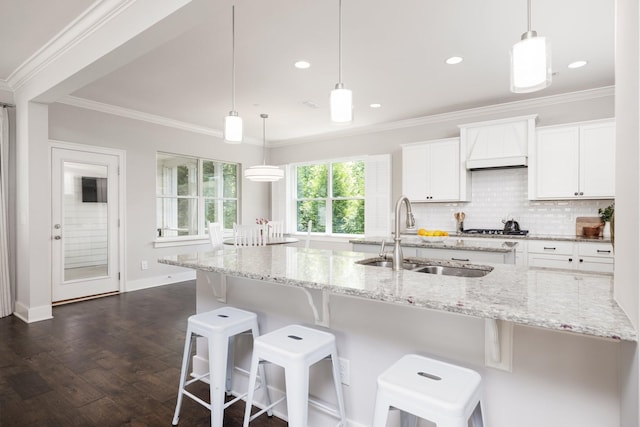 2060 Bushnell Farm Dr, Franklin, TN 37064 - kitchen with a sink, ornamental molding, baseboards, white cabinetry, and a kitchen breakfast bar