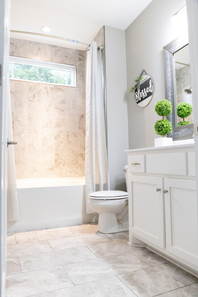 3303 Hampton Turner Dr, Murfreesboro, TN 37128 - full bath featuring toilet, vanity, and shower / bath combination with curtain