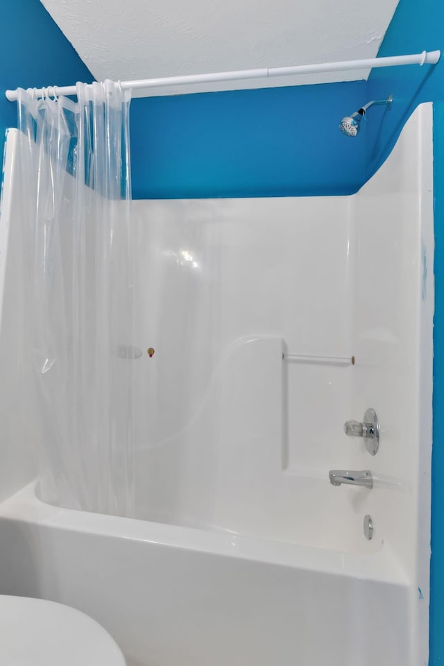 362 Shoshone Pl, Murfreesboro, TN 37128 - bathroom featuring shower / bath combo and toilet