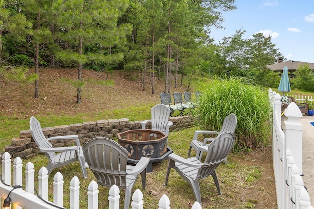 view of yard featuring a fire pit