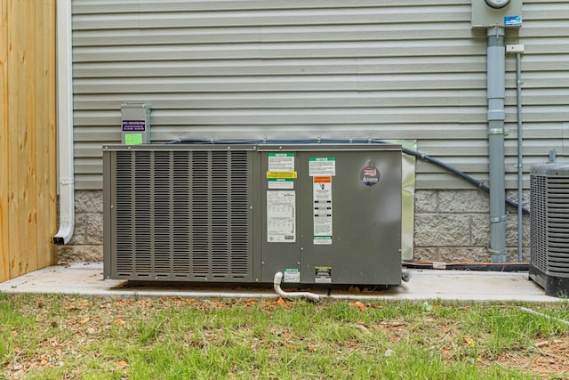 27 Sevier St, Clarksville, TN 37042 - exterior view of central air condition unit, pet washing area, and electric meter