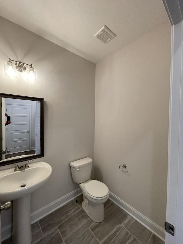 57 Charleston Cv, Clarksville, TN 37043 - half bath featuring toilet and baseboards