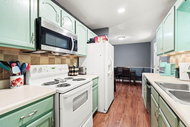 571 Kathryn Ct, Clarksville, TN 37042 - kitchen featuring appliances with stainless steel finishes, green cabinetry, backsplash, light countertops, and wood finished floors