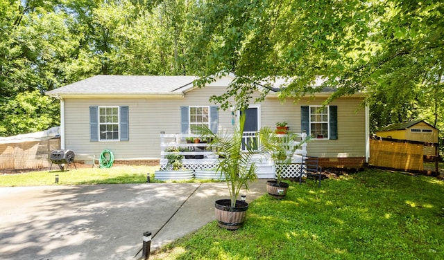571 Kathryn Ct, Clarksville, TN 37042 - view of front of property featuring a front yard, crawl space, a patio, and a shingled roof