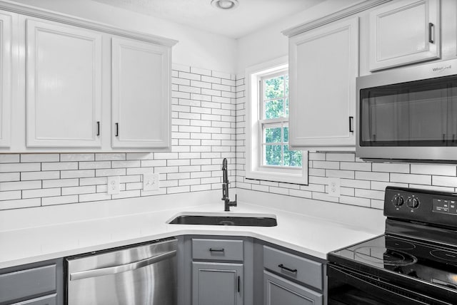 2829 Sharpie Dr, Clarksville, TN 37040 - kitchen with appliances with stainless steel finishes, a sink, gray cabinets, and backsplash