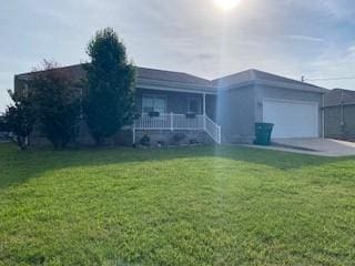 117 Raspberry Dr, Winchester, TN 37398 - ranch-style home with covered porch, an attached garage, and a front yard
