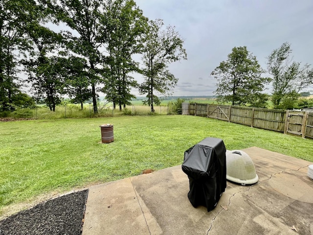 126 E Laurel Dr, Lawrenceburg, TN 38464 - view of yard featuring a patio area