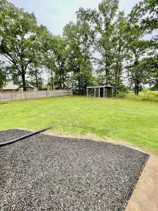 126 E Laurel Dr, Lawrenceburg, TN 38464 - view of yard featuring an outbuilding