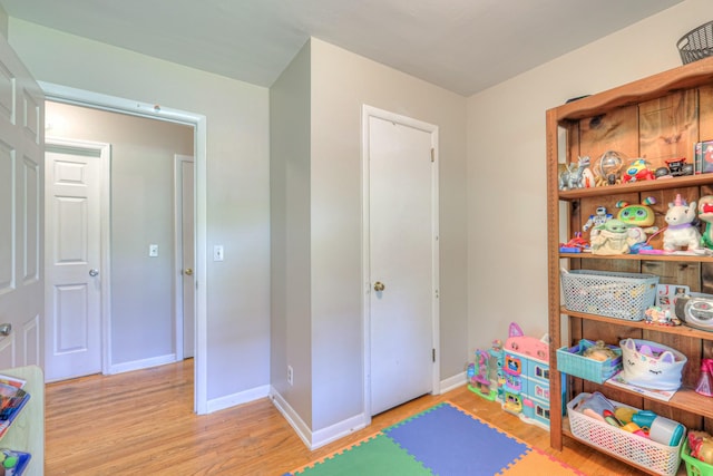 1111 Greenhill St, Murfreesboro, TN 37129 - rec room with wood finished floors and baseboards