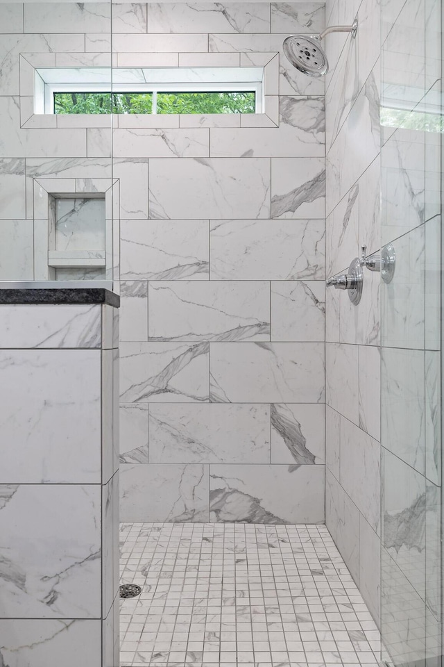 1440 Bowman Rd, Hixson, TN 37343 - bathroom featuring tiled shower