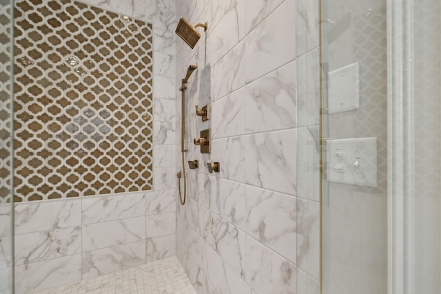 2143 White Poplar Ct, Murfreesboro, TN 37130 - bathroom featuring a tile shower