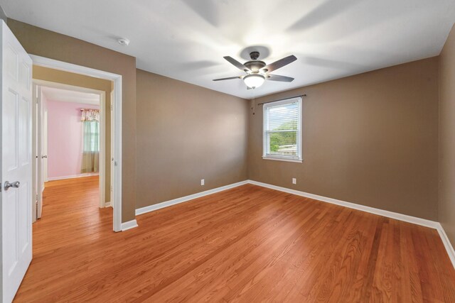 206 Crestland Dr, Columbia, TN 38401 - spare room featuring a ceiling fan, baseboards, light wood-type flooring, and a smoke detector