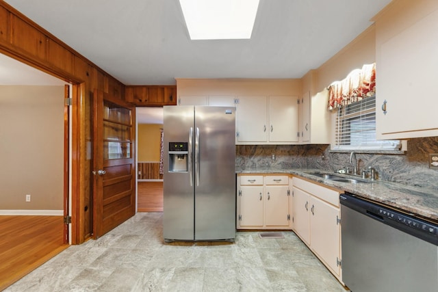 206 Crestland Dr, Columbia, TN 38401 - kitchen with appliances with stainless steel finishes, a sink, backsplash, a skylight, and white cabinets
