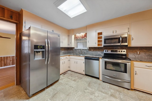 206 Crestland Dr, Columbia, TN 38401 - kitchen with stainless steel appliances, a sink, backsplash, and dark countertops