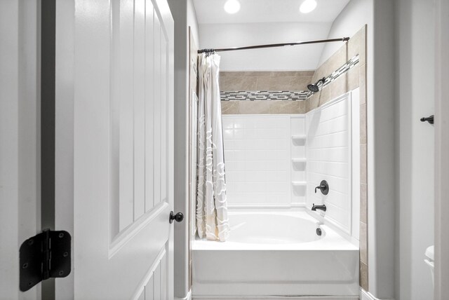 1161 Reda Dr, Clarksville, TN 37042 - full bathroom featuring shower / bath combination with curtain