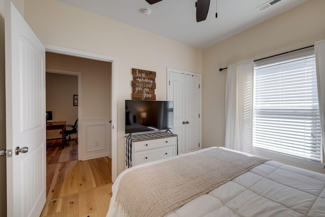979 Carnation Dr, Spring Hill, TN 37174 - bedroom with light wood finished floors, a desk, a closet, and ceiling fan