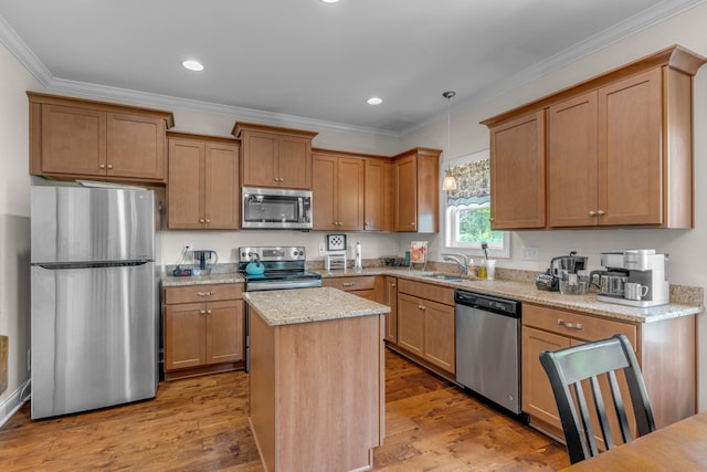 817 Tanager Pl, Lebanon, TN 37087 - kitchen with stainless steel appliances, a sink, crown molding, a center island, and light stone countertops